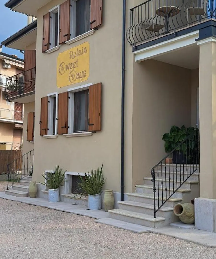 Bed and Breakfast Relais Sweet Days Peschiera del Garda 0*,