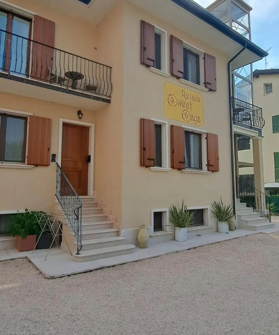 Bed and Breakfast Relais Sweet Days Peschiera del Garda 0*,  Italia